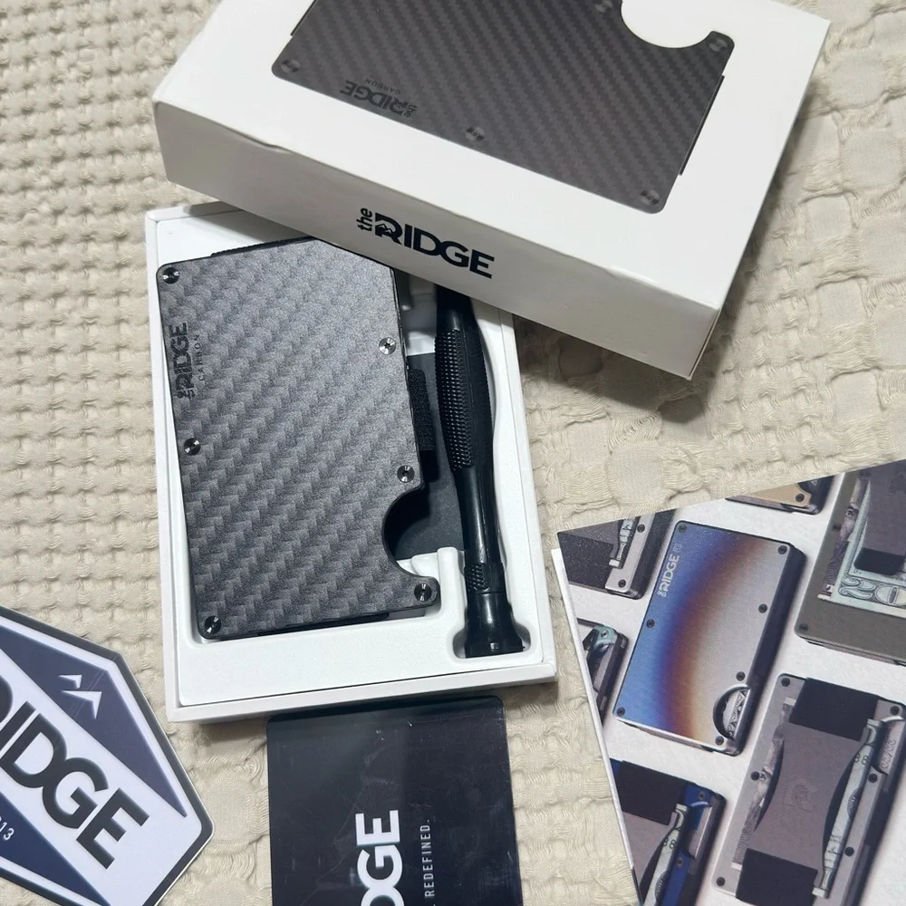 Ridge Carbon Fiber Wallet 3k weave and air tag money clip** carbon fiber